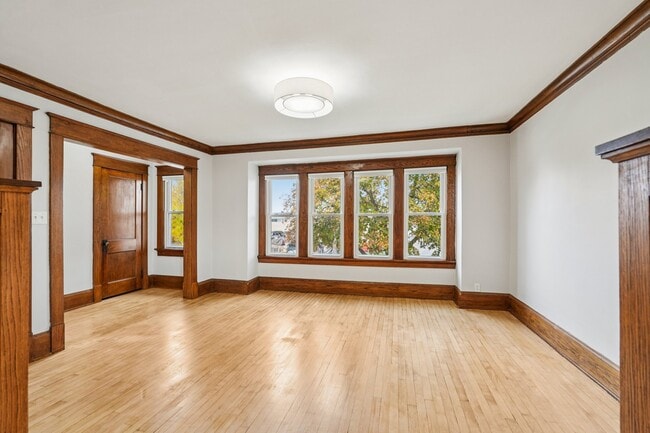 Sala de estar - 1705 W Custer Ave