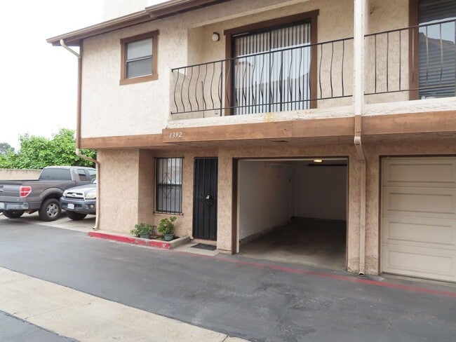 Renovated 2 Bed 2 1/2 Bath Condo with Atta... - Renovated 2 Bed 2 1/2 Bath Condo with Atta...