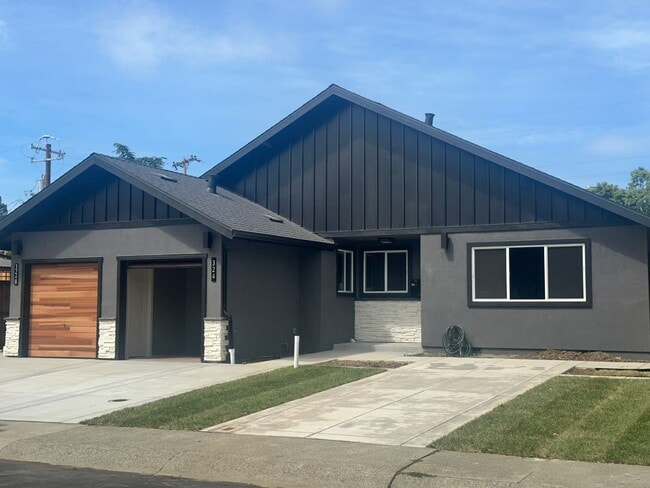 Building Photo - 3 Bedrom 2 Bath Duplex Fully Renovated