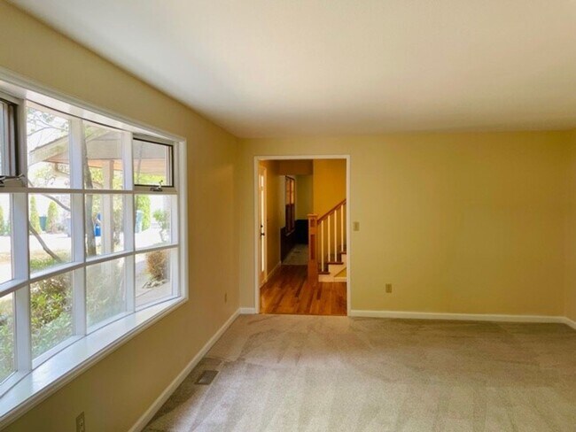 Photo - Large 4 Bedroom in Somerset Neighborhood