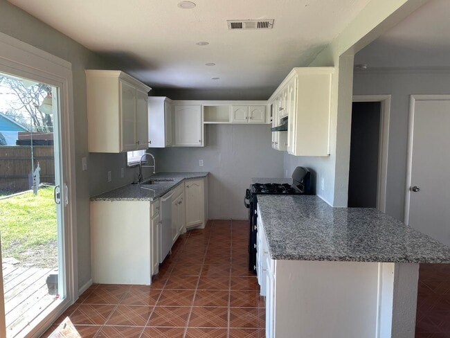 Photo - Cozy Home with good yard