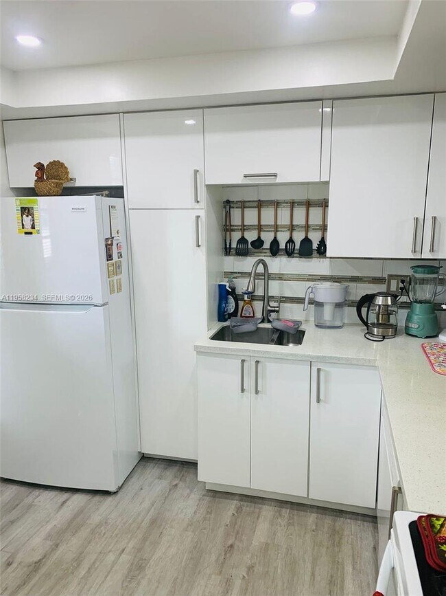 Photo - 1333 Hallandale Beach Blvd Unidad 131