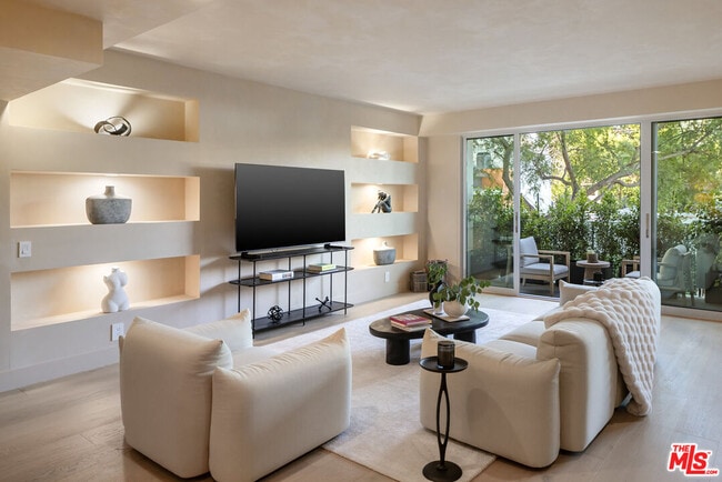 Building Photo - 818 N Doheny Dr Unit 205