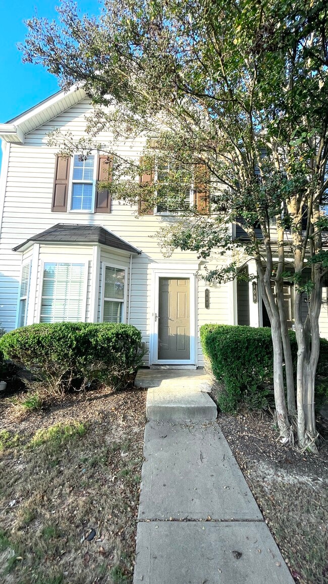 Building Photo - 711 Crestwell Cir SW Rental