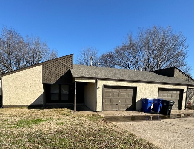 Building Photo - Gorgeous 3 bedroom 2 bathroom home