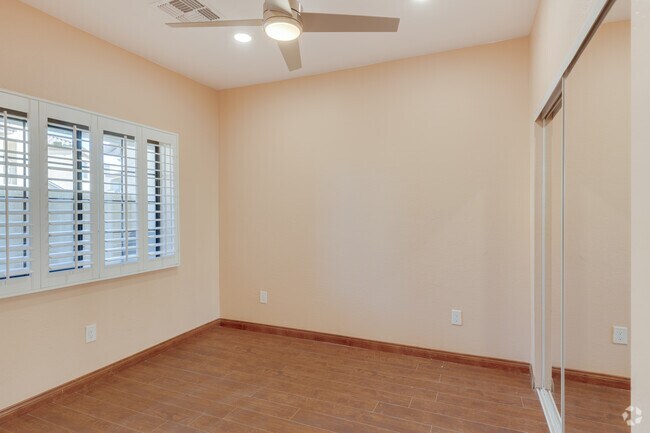 3 habitaciones, 2 baños - 1,350 pies cuadrados - Dormitorio