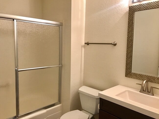 Photo - Upgraded 1bdrm/1ba in Lake Forest Unit 13E