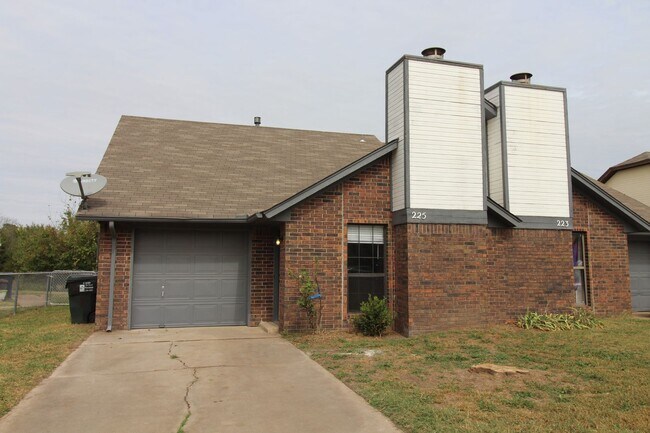 223-225 Skylark Ct - 223-225 Skylark Ct Apartment Unit 225 Skylark Ct