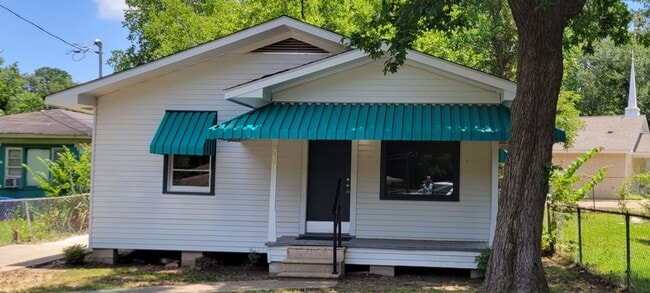 Gorgeous fully remodeled 3 bedroom/1&1/2 b... - Gorgeous fully remodeled 3 bedroom/1&1/2 b... House