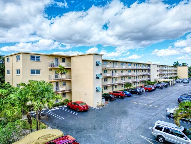 Building Photo - 2615 NE 3rd Ct Unit 317