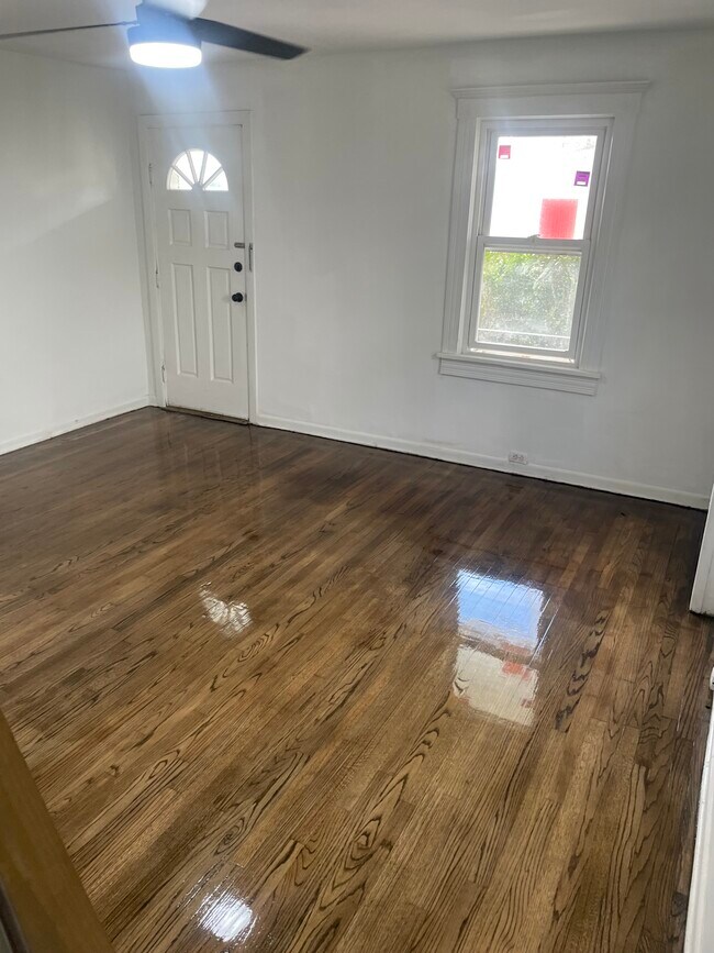 LIVING ROOM - 275 Roosevelt St