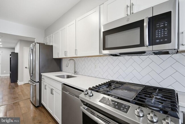 Photo - 422 Burbank St SE