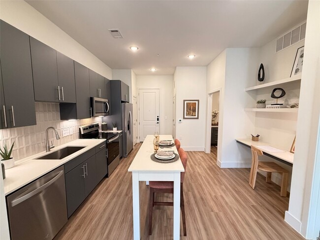 Building Photo - 641 W Crosstimbers St