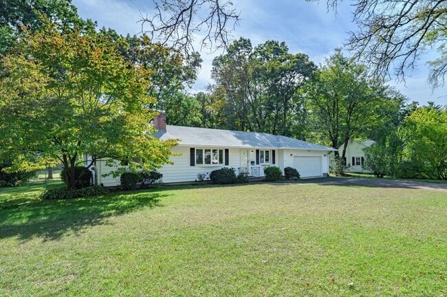 Photo - 557 Maple Rd