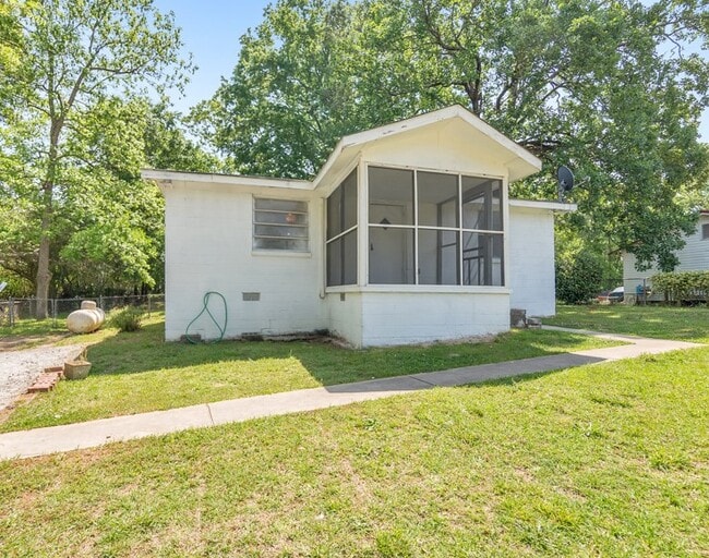 Building Photo - 322 Hillcrest St