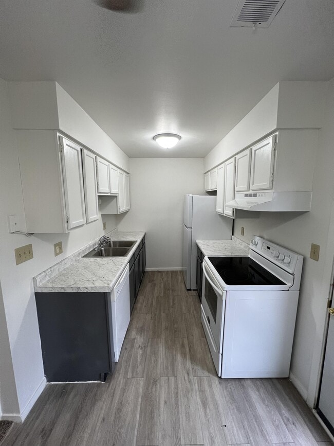 Building Photo - 2302 E Glendale Blvd Unit 2