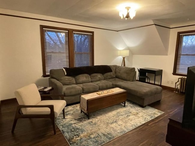 Building Photo - 25 Delos St W