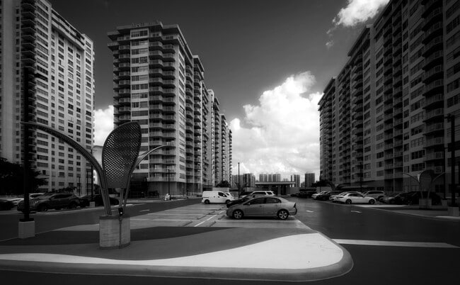 Building Photo - 18081 Biscayne Blvd Unit 403