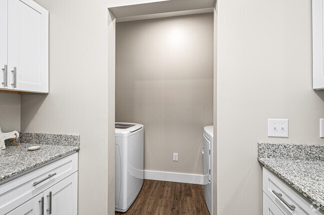 2BR, 2BA - 1,096SF - Laundry