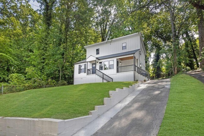 Photo - 1080 Westmont Rd SW