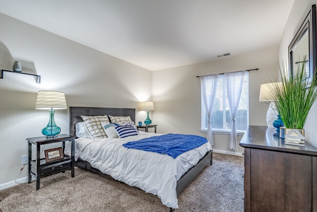 Experimente la relajación de este acogedor dormitorio moderno, con una decoración elegante y abundante luz natural.