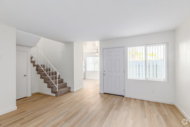 2BR, 1.5BA - 920SF - Living Room