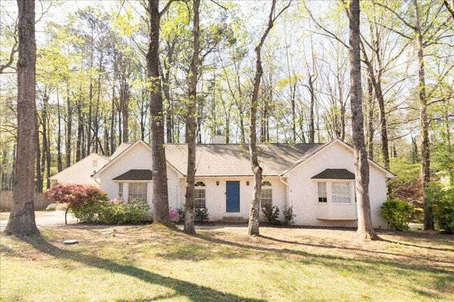 Building Photo - Spacious 3/2 Ranch Home w/ 2 Car Garage in Quiet Neighborhood