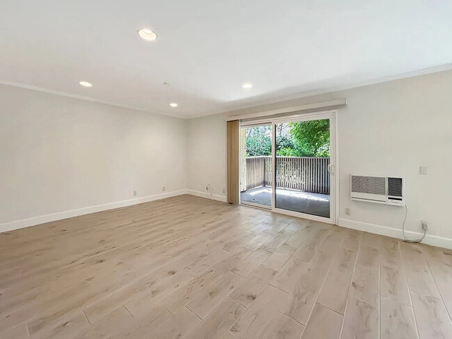 8503 Villa La Jolla Dr Unidad J
