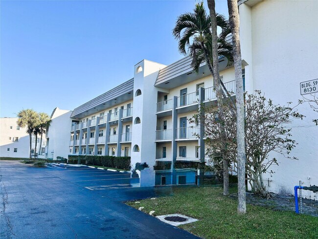 Building Photo - 8130 Sunrise Lakes Blvd Unit 308