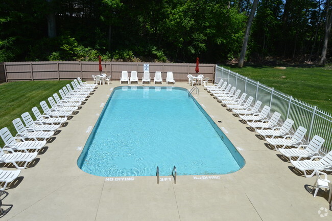 Pool with sundeck - Colonial Club Rental