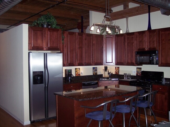 Building Photo - 2806 N Oakley Ave Unit 401