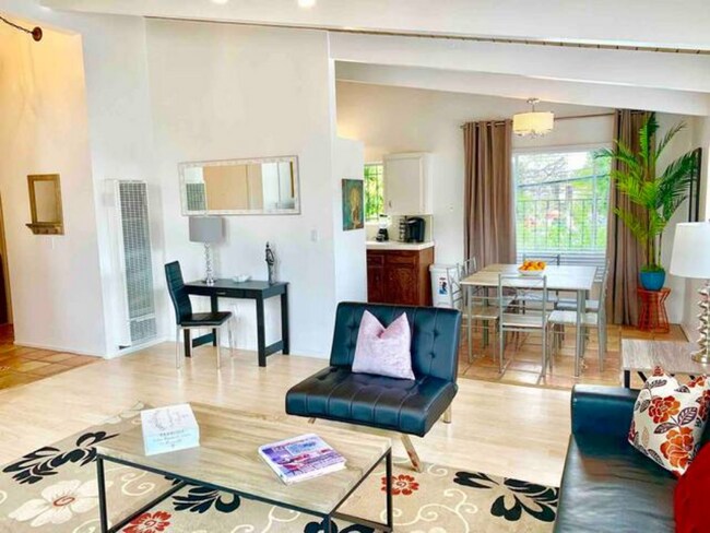 espacio de trabajo de oficina - 1153 N Ogden Dr Unidad Ogden Duplex Upstairs