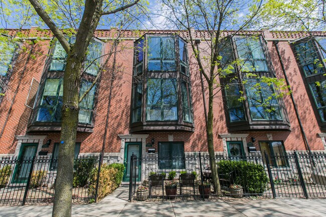 Photo - 2005 N Hoyne Ave