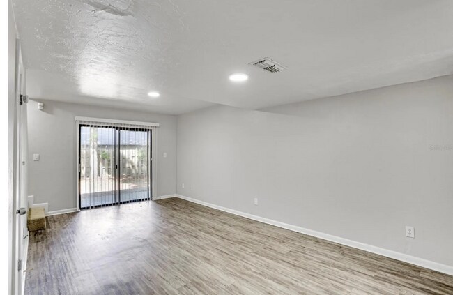 Photo - 915 SW 61st St