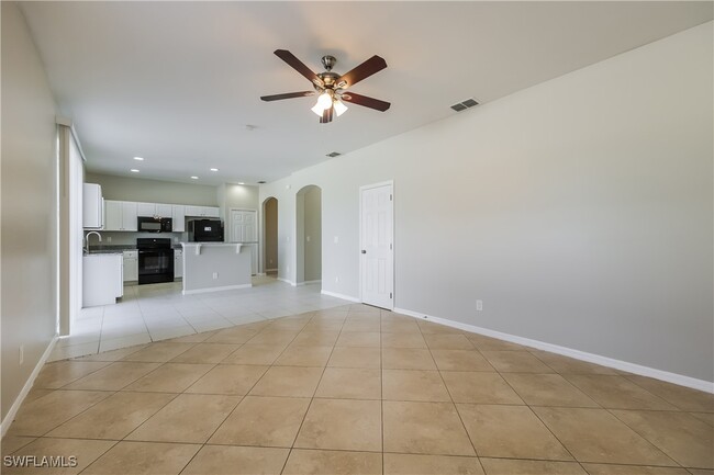 Photo - 661 Chavers St E