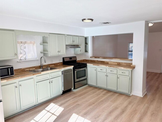 1123 Christie Dr
