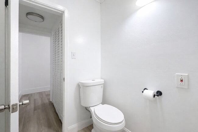 Photo - 842 W 31st St