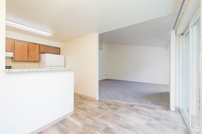 2 habitaciones, 1 baño - 860 pies cuadrados - Comedor - Lund Pointe Apartments