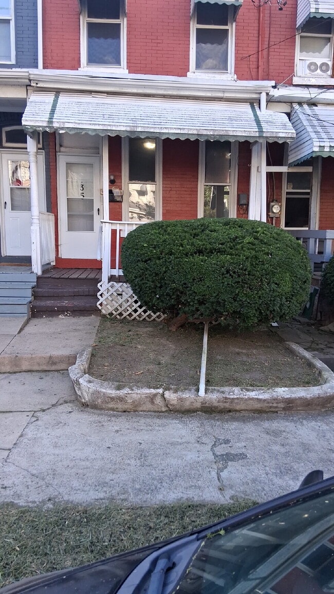 Building Photo - "Charming 3-Bedroom Townhouse in Trenton –...