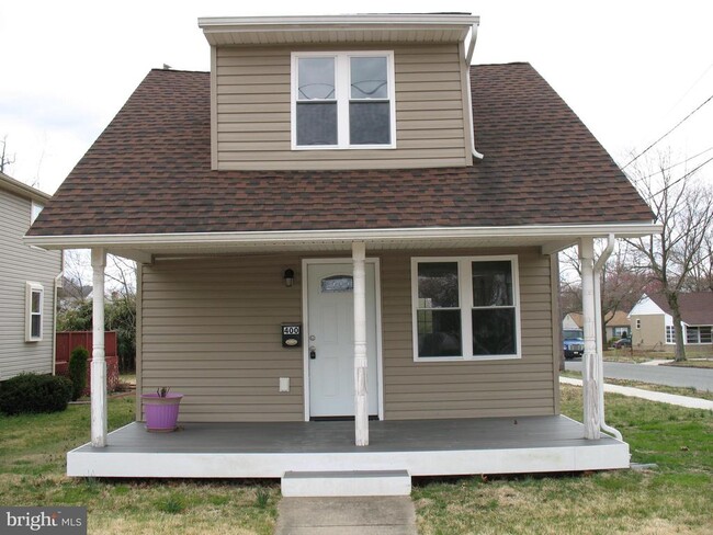 Photo - 400 Hessian Ave House