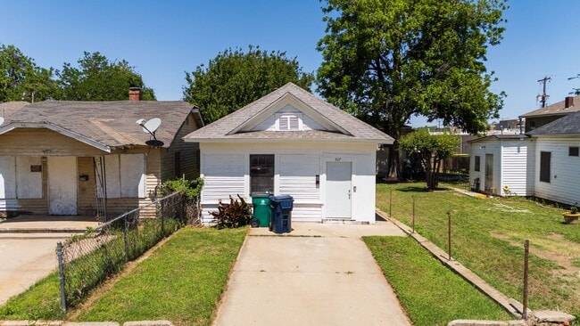 Building Photo - Cute 2 Bed Ready For You!