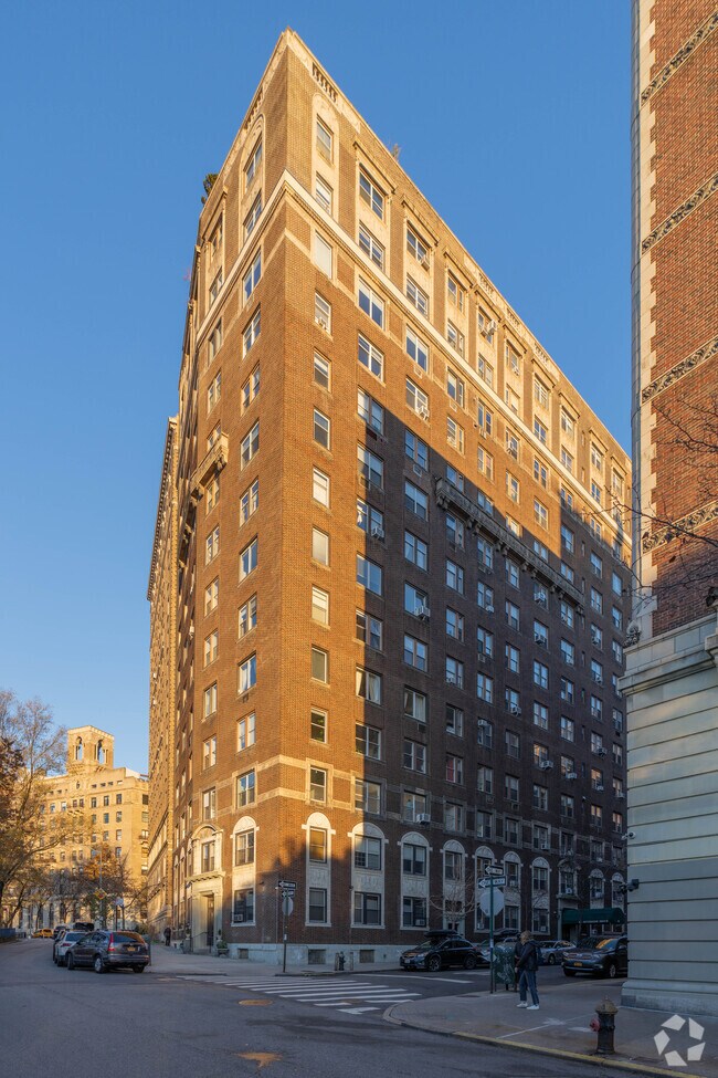 Photo - 370 Riverside Drive