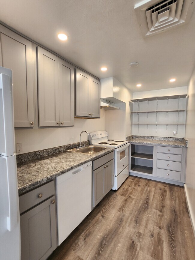 37 Academy Ave
