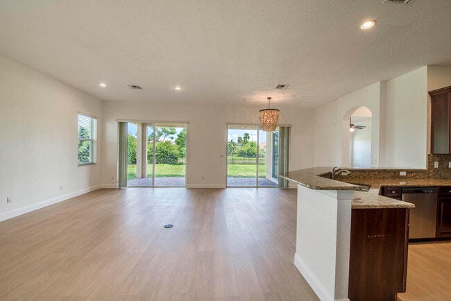 Photo - 172 Manor Cir