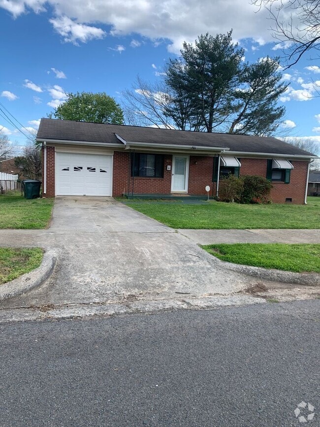 Building Photo - 3 Bedroom Salisbury Home