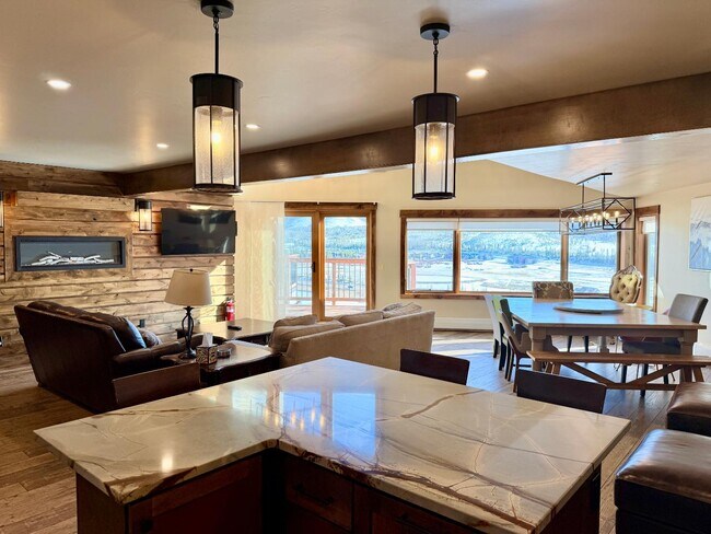 Photo - 628 Cranmer Ave