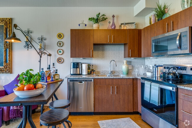 1 BR, 1 BA - 890SF
