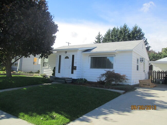 Building Photo - 2 bedroom home with great back yard!