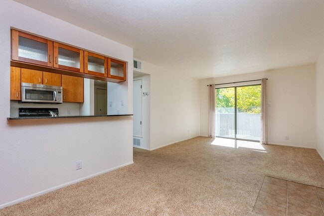 Photo - Light and Bright Second Level Condo Availa... Unidad 415