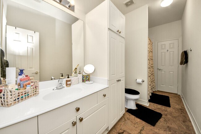 Building Photo - 825 Rosine St